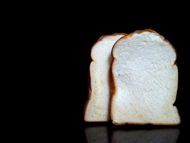 Brood op zwarte achtergrond met weerspiegeling van schaduw.