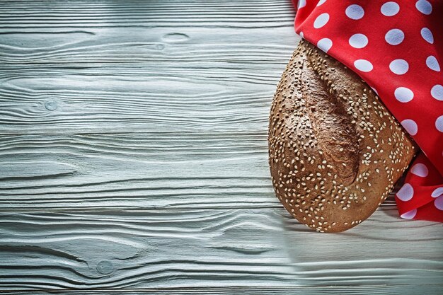 Brood polkadot servet op vintage houten bord