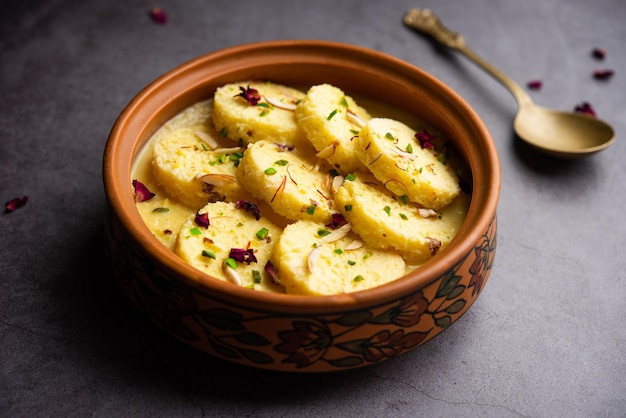 Brood Rasmalai is de getweakte versie van de traditionele Ras malai met broodslices in plaats van paneer