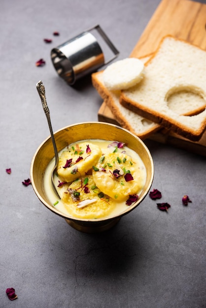 Brood Rasmalai is de getweakte versie van de traditionele Ras malai met broodslices in plaats van paneer