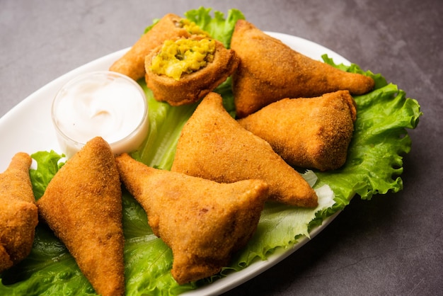 Brood samosa is een variatie op gewone samosa met dezelfde vulling van aardappelerwten en sandwich sneetjes brood voor de buitenste laag