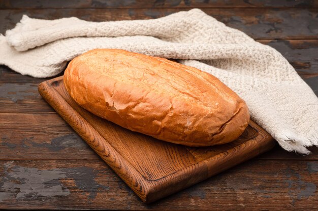 Brood stokbrood boton rogge op een houten achtergrond