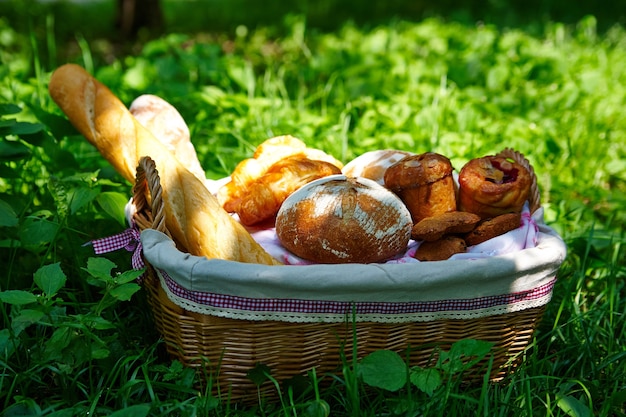 Brood, stokbrood en croissants in een picknickmand