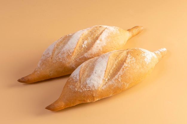 Brood stokbrood op oranje achtergrond