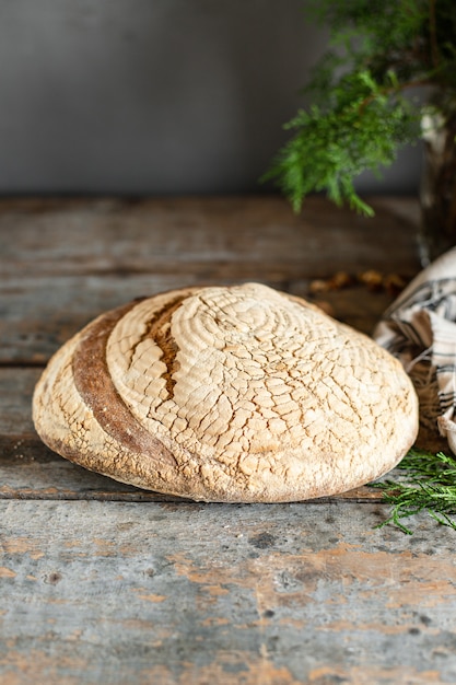 brood tarwe rogge gist of zuurdesem zelfgemaakt bakken natuurlijk biologisch klaar om te eten