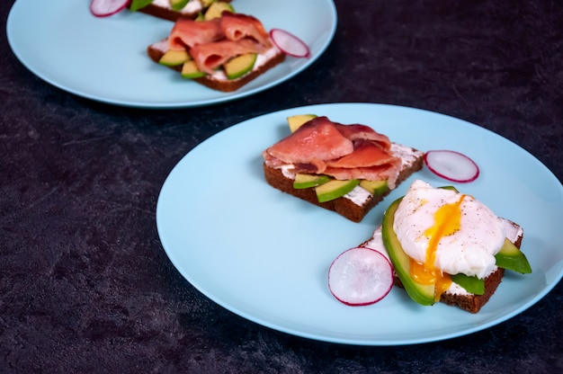 Brood toast met avocado, gepocheerd ei en zalmvis