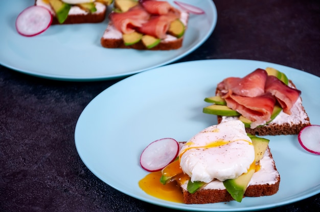 Brood toast met avocado, gepocheerd ei en zalmvis