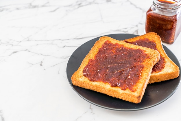 brood toast met chili pasta