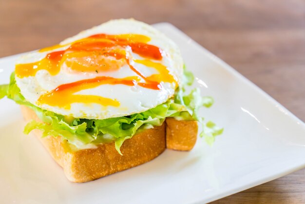 brood toast met gebakken ei en groente