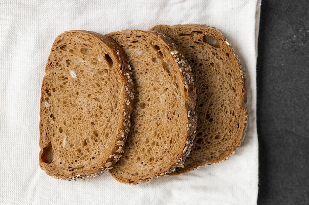 Brood traditioneel zuurdesembrood in plakjes gesneden op een rustieke houten achtergrond