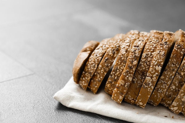 Brood traditioneel zuurdesembrood in plakjes gesneden op een rustieke houten achtergrond