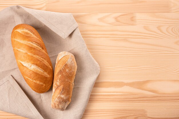 Brood twee op een textielservet op een houten lijst. Heerlijk vers brood. kosten of broodreceptconcept.