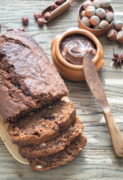 Brood van bananenchocolade met chocoladeroom