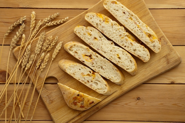 Brood van biologisch brood op houten ondergrond met kaas en ham. Vers volkoren brood. Natuurlijk voedselconcept.