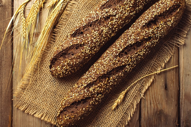 Brood van brood en het stilleven van roggeoren op rustieke achtergrond