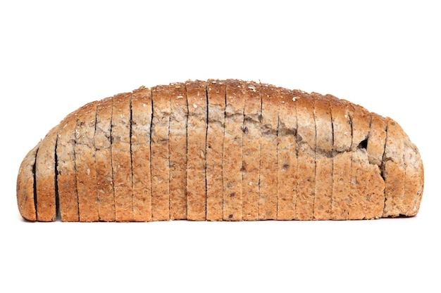 Brood van gesneden groot korrelbrood voor toost op een witte plaatclose-up