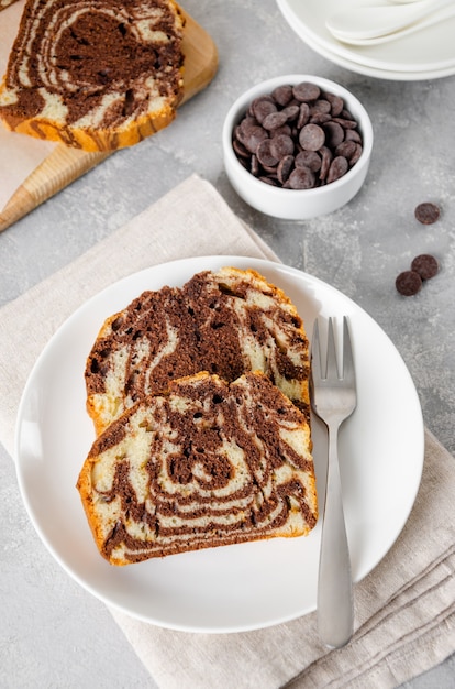 Brood van marmeren pondcake op een bord