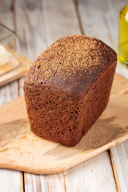 Brood van roggebrood op de houten snijplank