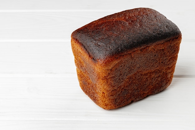 Brood van roggebrood op witte houten tafel