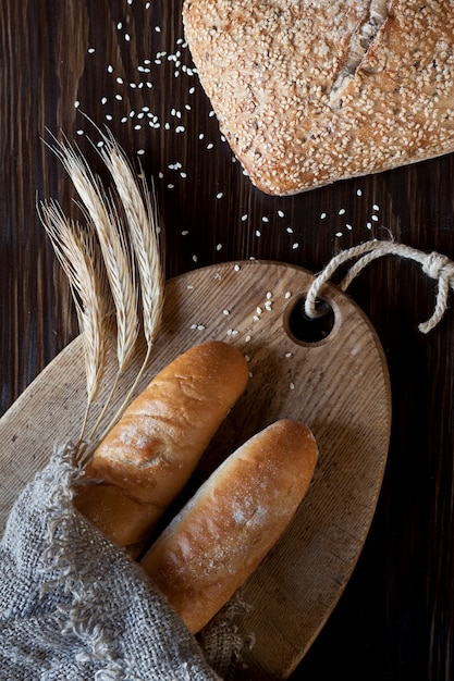 Brood van tarwebrood met sesam, korenaren en stokbrood