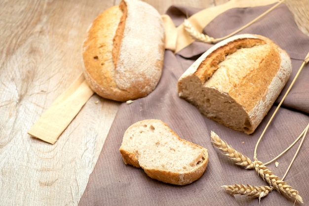 Brood van vers brood en gesneden sneetje stokbrood op houten rustieke achtergrond met kopie ruimte gebakken gebak voedsel close-up