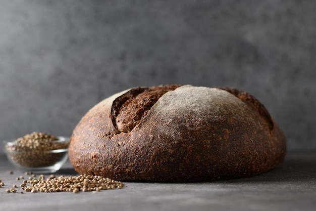 Brood van vers gebakken hennepbrood en hennepzaden