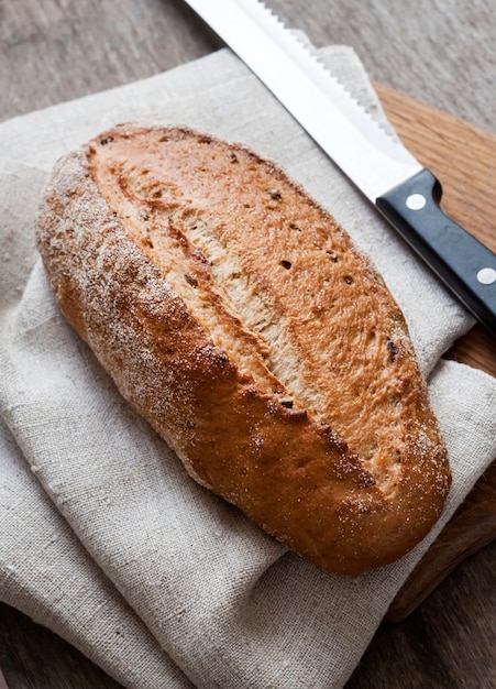 Brood van volkoren brood houten bord op de keukentafel