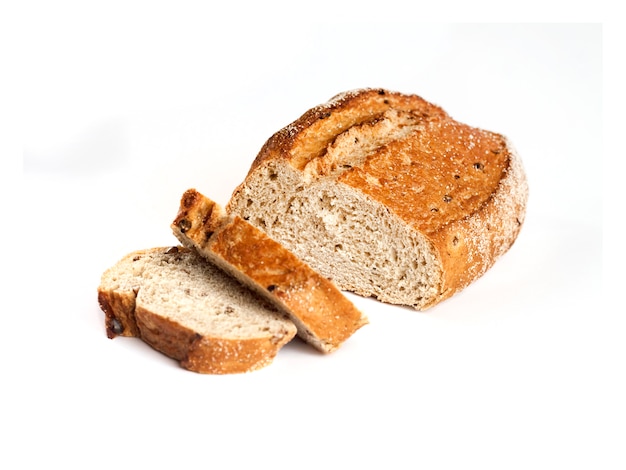 Brood van volkorenbrood met geïsoleerde plakken