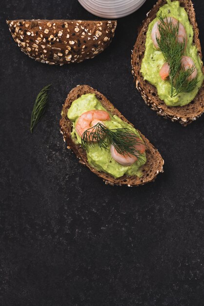 Brood volkoren puree avocado met garnalen