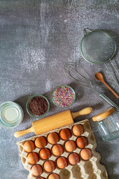 broodbakapparatuur, meel en ingrediënten op zwarte tafel, ingrediënten voor het koken, bakken, bakken