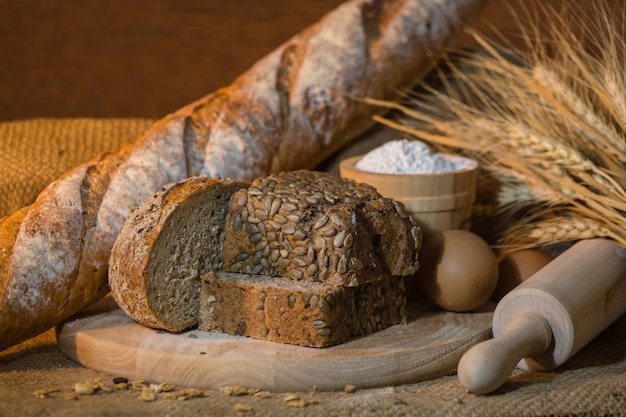 Broodbakkerij organisch op houten schotel, voedselconcept