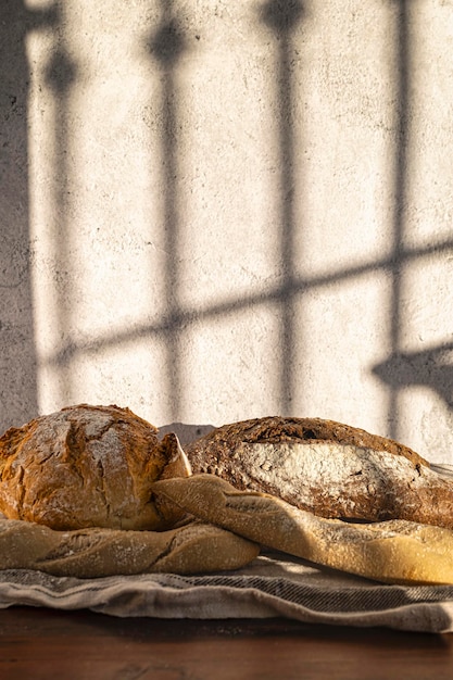 Broodbroden op de voorgrond op keukenpapier, benadrukt door hun mooie zonneverlichting