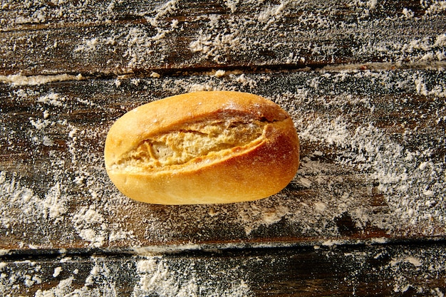 Broodbrood in een rustiek hout en tarwemeel