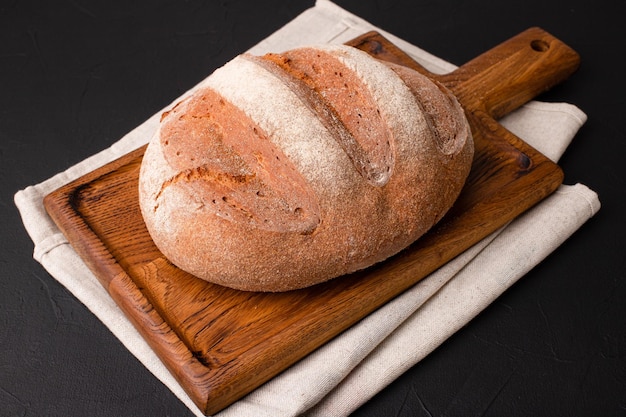 Broodbrood op een zwarte achtergrond Georgische keuken