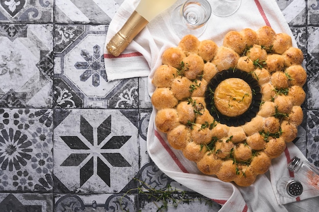 Broodbroodjes hartvormig met geroosterde camembert kaas en rozemarijn op rustieke achtergrond. Vakantie recepten. Valentijnsmenu. Concept van romantische liefde voor Valentijnsdag. Bovenaanzicht, kopieer ruimte.