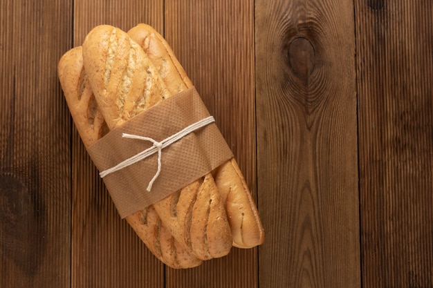 Broodbroodjesbaguettes op houten lijst