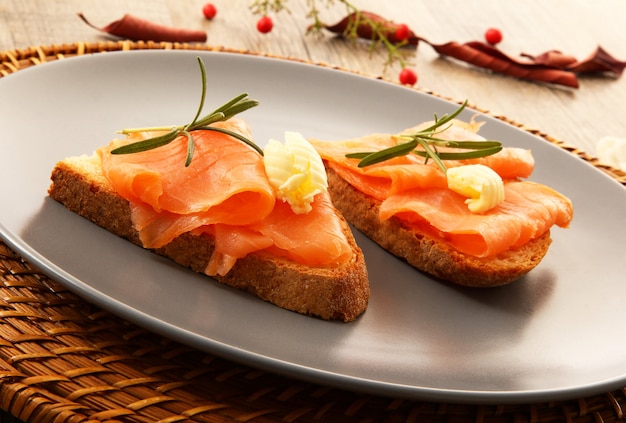 Broodcroutons met gerookte zalm