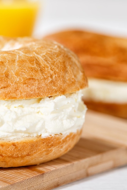 Broodje bagel met roomkaas als ontbijt close-up staand formaat