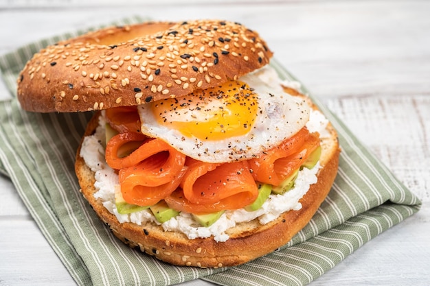 Broodje Bagel met zalm roomkaas avocado en ei