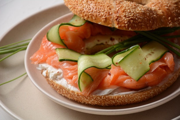 Broodje Bagel met zalm, roomkaas, komkommer