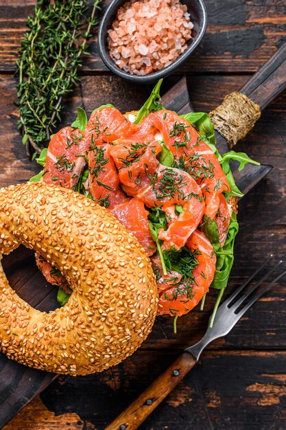 Broodje bagels met zalm en rucola