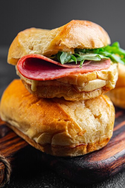 broodje broodje worst salami roekel groene sla koken voorgerecht maaltijd eten snack op tafel