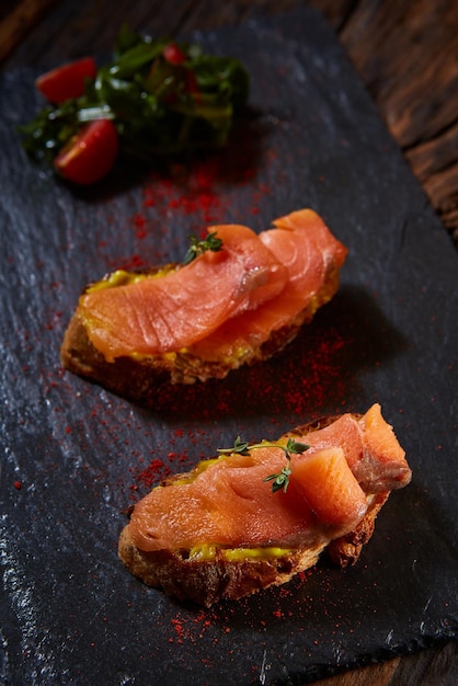 Broodje bruschetta met zalm