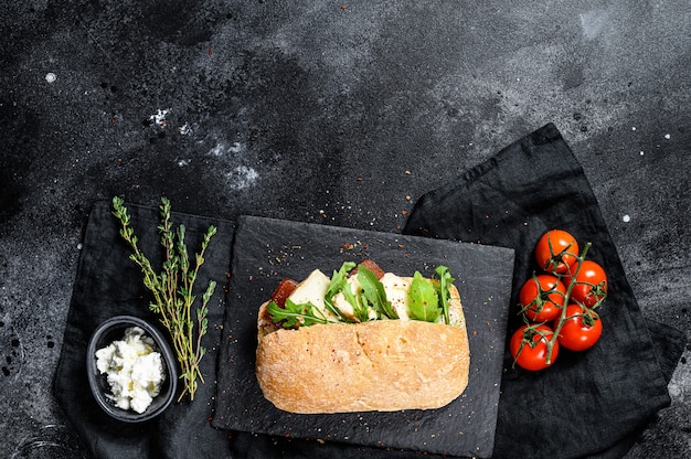 Broodje ciabatta met verse geitenkaas, perenmarmelade en rucola