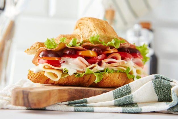 Broodje Croissant Met Kaas Ham Sla Tomaten Olijven En Heerlijke Saus Op Houten Bord