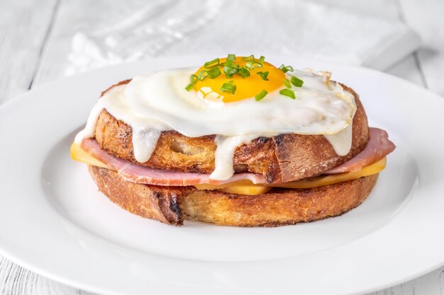 Broodje croque madam