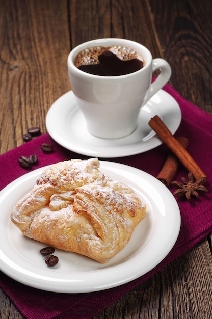 Broodje en kopje koffie op vintage houten tafel