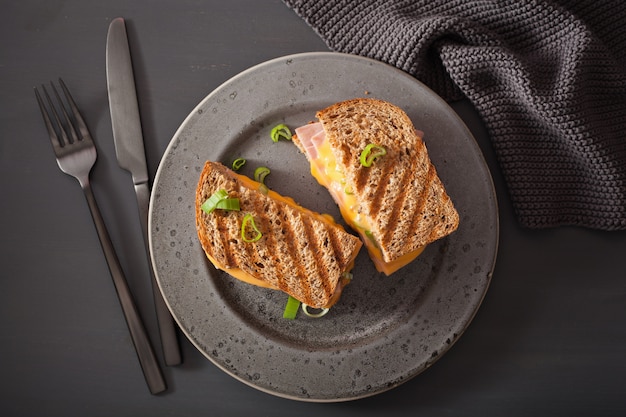 Broodje gegrilde ham en kaas