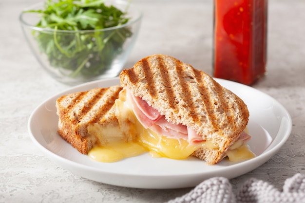 Broodje gegrilde ham en kaas