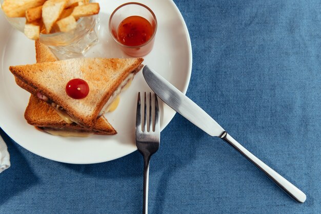 Broodje gegrilde kaas en frietjes.